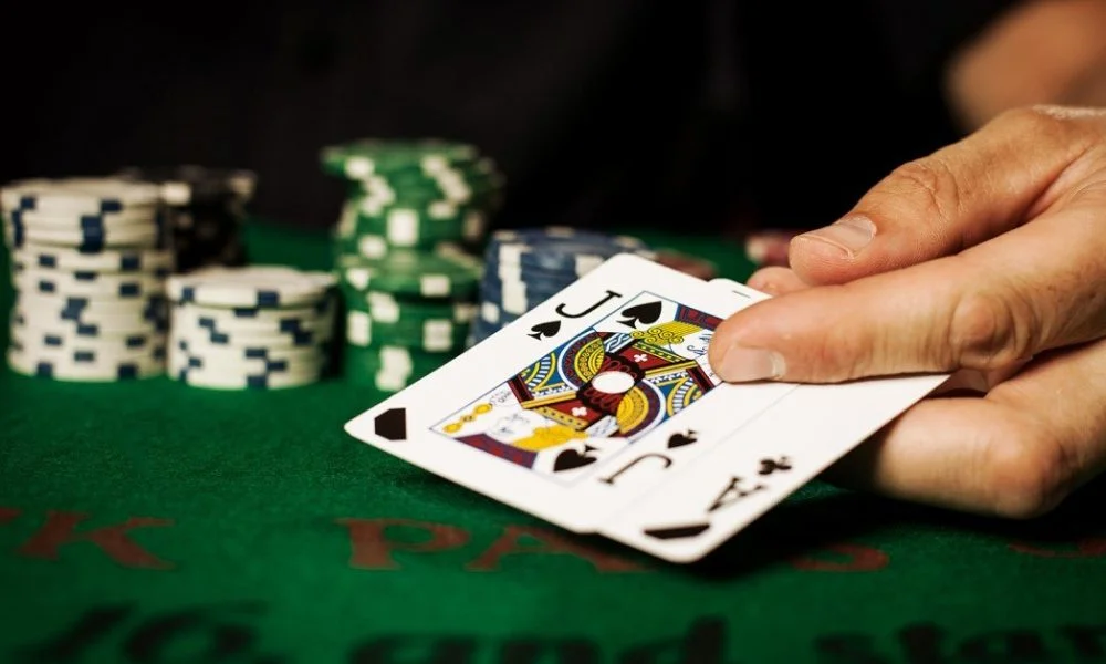 How do slot graphics and animation increase player engagement?