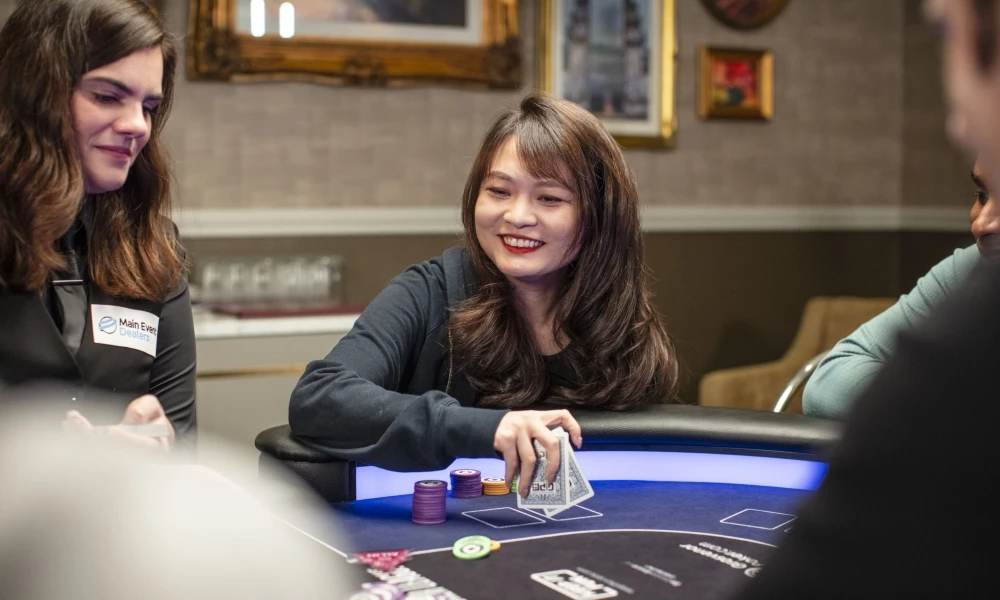 How do players select numbers strategically in online lottery?