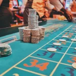 How do players find live BTC roulette streams with low latency?